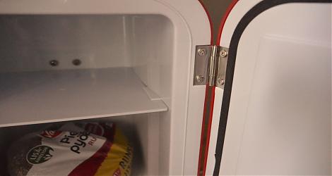 Minijääkaapin sisätila on valkoinen. Sinne mahtuu esimerkiksi ruisleipää.