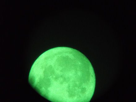 Kuu 25.2.2013 aamuyöllä. Kuva otettu Fujifilm-digipokkarilla tähtikaukoputken läpi.