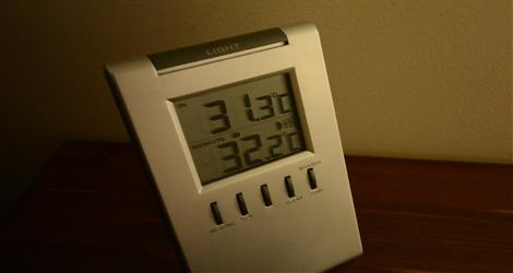 Lämpömittari, jonka ylempi rivi kertoo lämpötilan olevan 31,3 ja alempi 32,3.