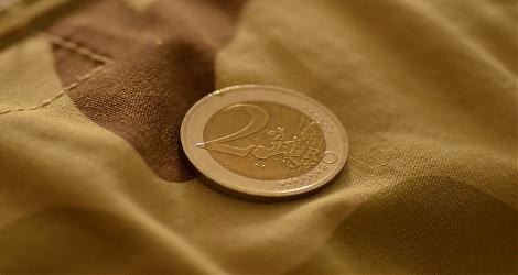 Kuvassa Tamronin makro-objektiivilla otettu lähikuva kahden euron kolikosta.