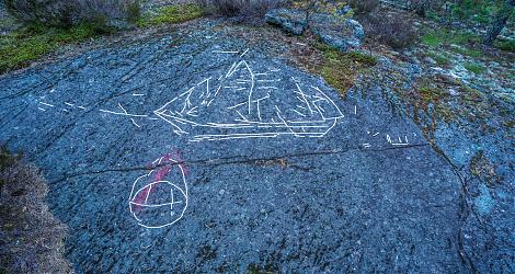 Telegrafbergetin "viikinkilaiva" kaiverrettuna kallioon.