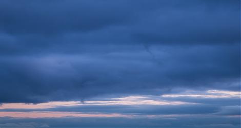 Valokuva sinisistä pilvistä, joiden seassa mahdollinen trombin alku.