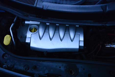 Renault Scenicin moottorin suojamuovi.