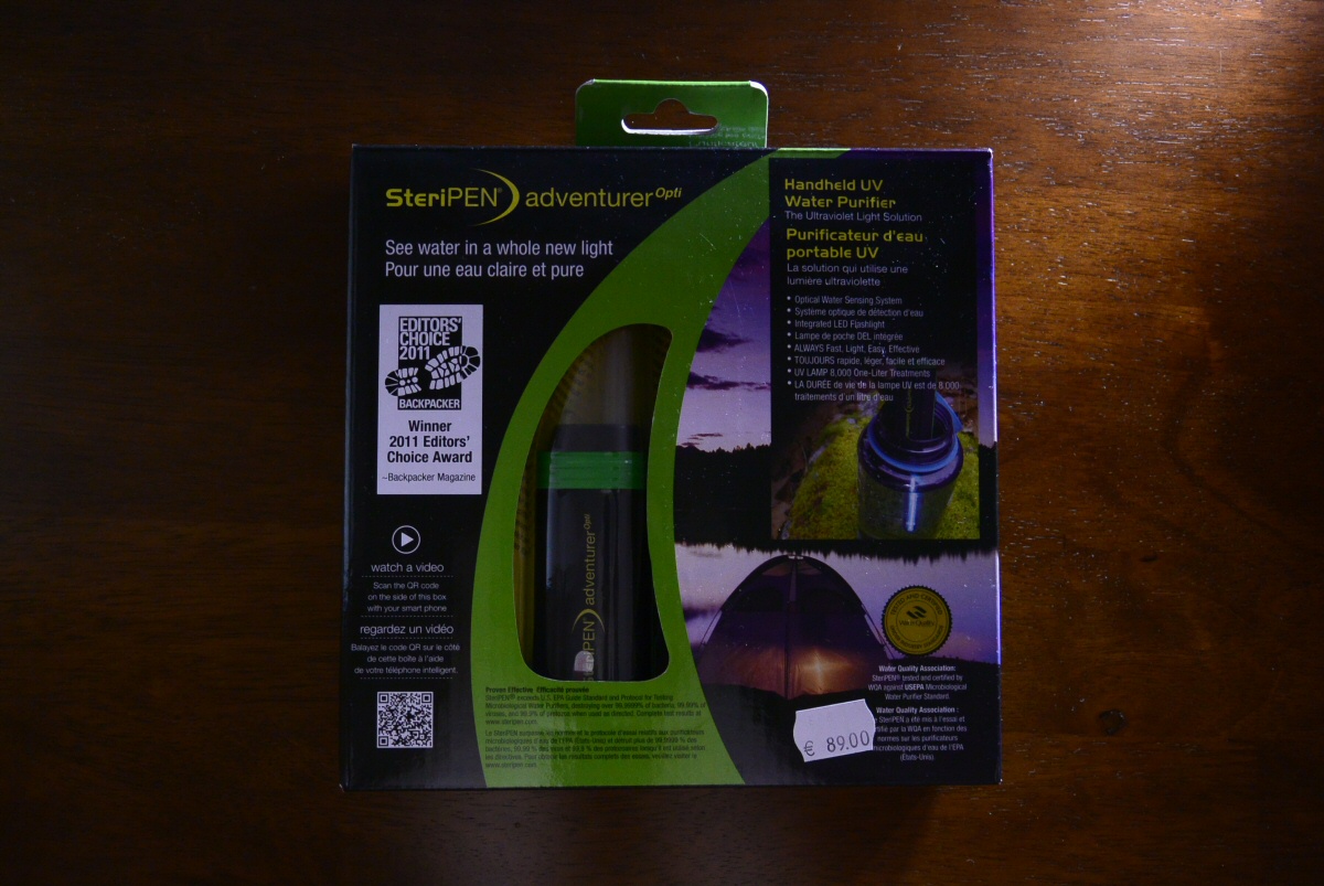 Steripen Adventurer Opti -kynän tuotepakkaus puupöydällä.